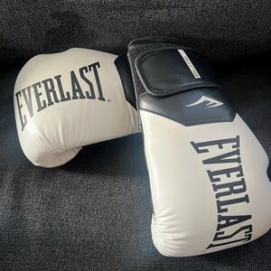 Everlast White & Black Boxing Gloves size 16oz